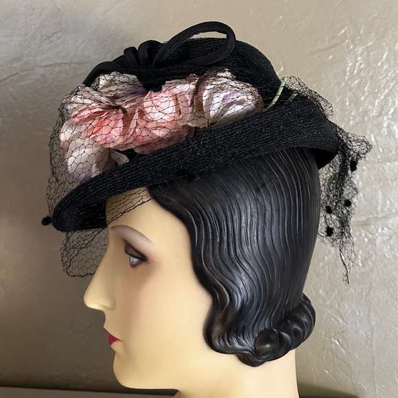 RADIANT 1940s\' BLACK STRAW FEDORA WITH FABRIC FLOWERS + DOTTED VEIL main image 9